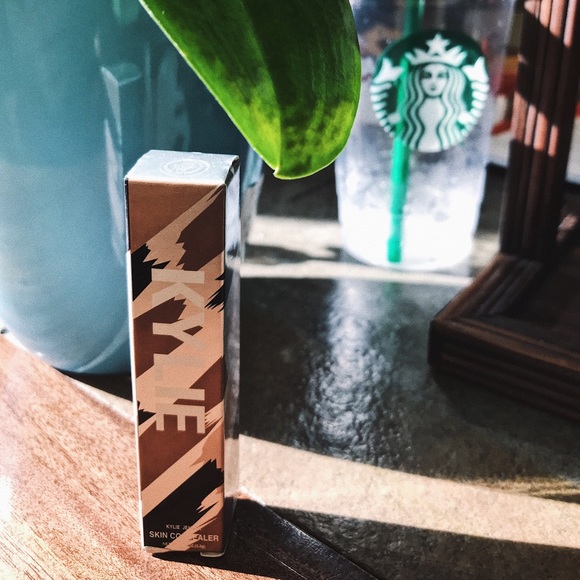 Kylie Concealer Birch ❤️ - Picture 2 of 2